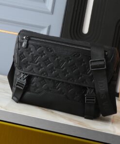 Monogram Shadow Messenger Voyager PM