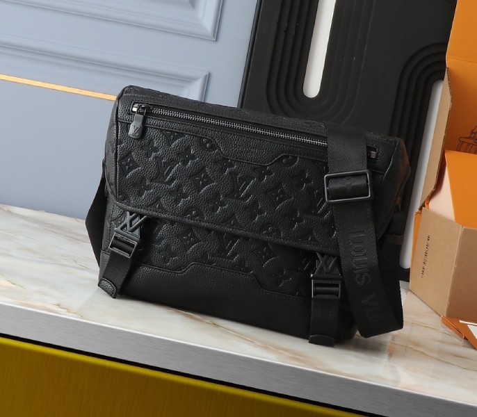 Monogram Shadow Messenger Voyager PM