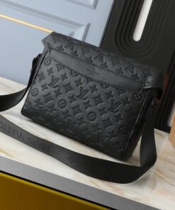 Alternative view of Monogram Shadow Messenger Voyager PM