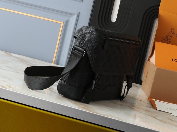 Monogram Shadow Messenger Voyager PM - Image 3