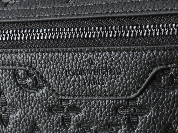 Monogram Shadow Messenger Voyager PM - Image 9