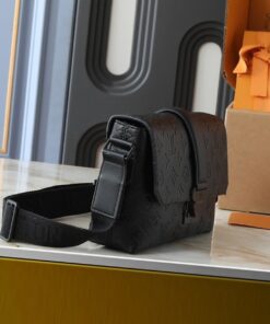 Alternative view of Taurillon Leather S-Cape Messenger